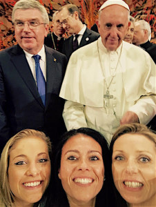 Selfie di Giusy Versace con Valentina Vezzali (alla sua sx), Odette Giuffidra (alla sua dx), Thomas Bach presidente del CIO e Papa Francesco