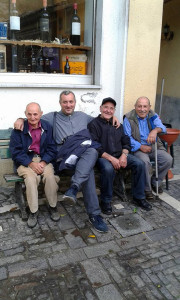 Parroco tra gli anziani