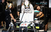 Abu Dhabi, Hamilton domina il venerdì. Poi Rosberg