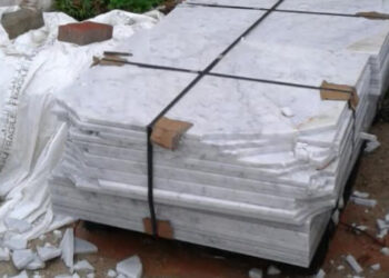 Barbarie al cimitero, distrutti marmi tombe