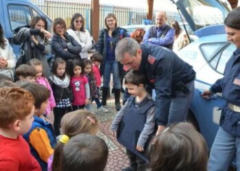 Gli alunni della Scuola dell’infanzia Bernabò di Crotone, in visita alla Questura