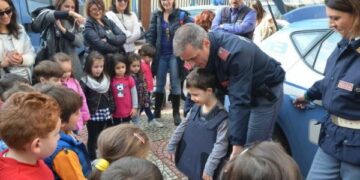Gli alunni della Scuola dell’infanzia Bernabò di Crotone, in visita alla Questura