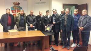 la-fidelitas-dona-un-defibrillatore-ai-carabinieri-di-corigliano-calabro