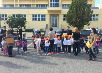 Festa Forze Armate, i Carabinieri di Crotone insieme ai bambini della Scuola ”Don Milani”
