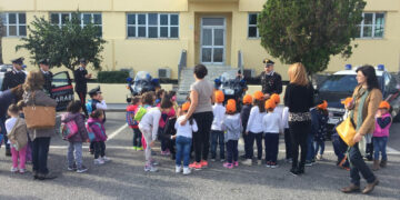 Festa Forze Armate, i Carabinieri di Crotone insieme ai bambini della Scuola ”Don Milani”