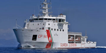 Arrivo della nave ”U. Diciotti” nel Porto di Reggio Calabria con 4 salme e 799 migranti