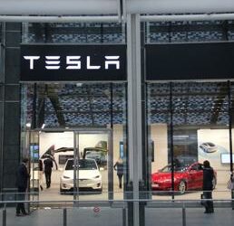 Aperto il nuovo Store di Tesla a Milano