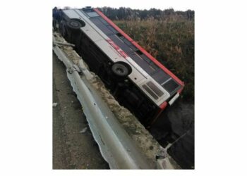 Corigliano Calabro, Autobus si ribalta e finisce in fiume sulla SS106