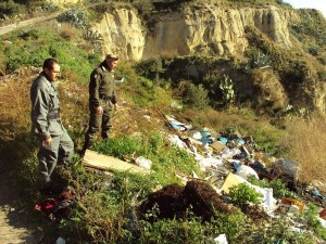 ennesima-discarica-a-cielo-aperto-nel-comune-di-casabona1