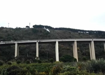 Giovane 26enne si è suicidata gettandosi da un viadotto dell’Autostrada A3