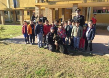 I Carabinieri Cinofoli incontrano i bambini della Scuola Ferrari di Cirò Marina