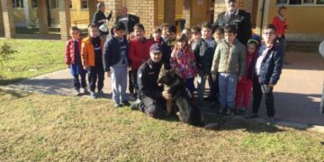 I Carabinieri Cinofoli incontrano i bambini della Scuola Ferrari di Cirò Marina