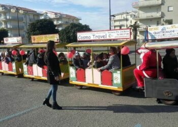 Il Trenino di Babbo Natale in giro per le scuole dell’infanzia di Ciro’ Marina