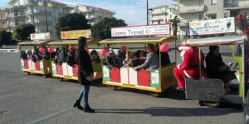 Il Trenino di Babbo Natale in giro per le scuole dell’infanzia di Ciro’ Marina
