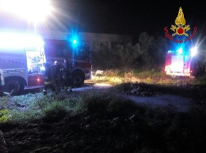 incendio-allinterno-di-un-capannone-a-crotone1