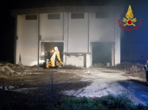 incendio-allinterno-di-un-capannone-a-crotone2