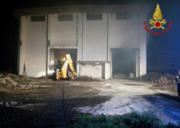 Incendio all’interno di un capannone a Crotone