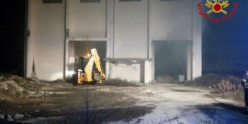 Incendio all’interno di un capannone a Crotone