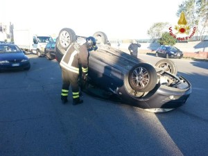 incidente-stradale-allingresso-nord-di-crotone-due-feriti2