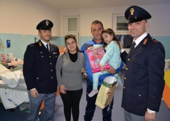 Poliziotti di Crotone consegnano doni natalizi ai bambini ricoverati all’Ospedale