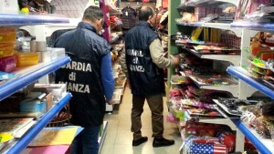 sequestrati-150-000-prodotti-natalizi-a-due-grossi-negozi-di-cinesi3