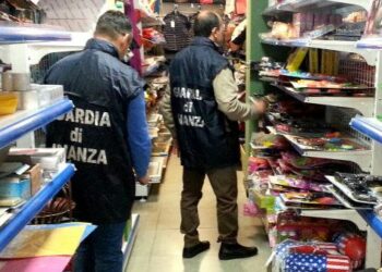 Sequestrati 150.000 prodotti natalizi a due grossi negozi di Cinesi