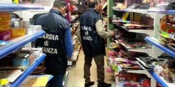 Sequestrati 150.000 prodotti natalizi a due grossi negozi di Cinesi