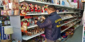 Sequestrati 7 milioni di luminarie, giocattoli e bigiotteria natalizia