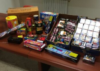 Sequestrati fuochi d’artificio e droga a Ciro’ Marina, due denunciati