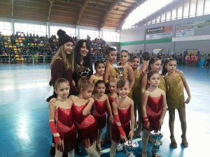 sul-podio-tre-ragazzine-cirotane-al-the-christmas-show-dance-di-rossano