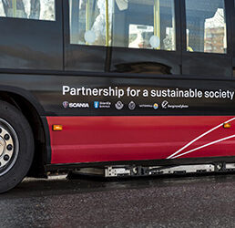 L’autobus del futuro? E’ ibrido-elettrico e si ricarica senza fili