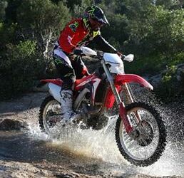 In sella alla nuova enduro di Honda, la CRF450RX