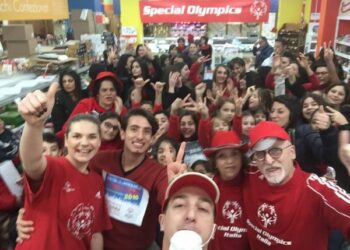 Tanto entusiasmo al flash mob ”Andiamo a comandare” a Ciro’ Marina