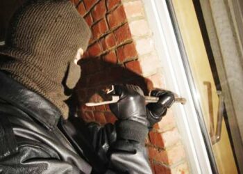 Furto in casa di anziana a Ciro’ Marina, ladri in azione nella notte