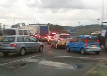 Bloccato il traffico per l’ingresso a Crotone sulla SS106