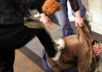 Quattro crotonesi aggrediscono coetaneo sotto casa, mamma li mette in fuga