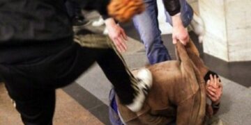 Quattro crotonesi aggrediscono coetaneo sotto casa, mamma li mette in fuga