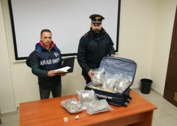 Carabinieri: 3 chili di marijuana in valigia, padre e figlio arrestati