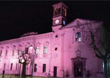 Castrovillari, 100° giro d’italia: il palazzo di città si accende di rosa