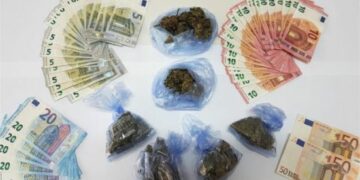 Crotone e Torretta di Crucoli, sequestrati stupefacenti e armi detenute illegalmente