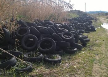 Crotone, rinvenuto deposito di pneumatici nei pressi di Gabella