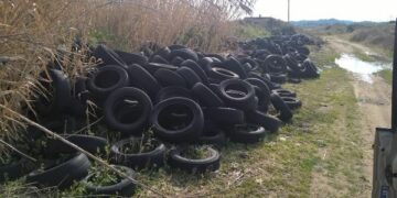 Crotone, rinvenuto deposito di pneumatici nei pressi di Gabella