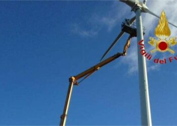 Due operai rimangono bloccati su una pala eolica, salvati dai Vigili