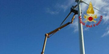 Due operai rimangono bloccati su una pala eolica, salvati dai Vigili