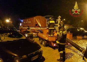 Fiume in piena sulla SS106 e nelle strade di Strongoli Marina, intervengono i Vigili del Fuoco