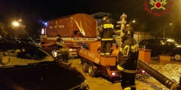 Fiume in piena sulla SS106 e nelle strade di Strongoli Marina, intervengono i Vigili del Fuoco