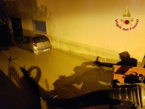 Fiume in piena sulla SS106 e nelle strade di Strongoli Marina, intervengono i Vigili del Fuoco6