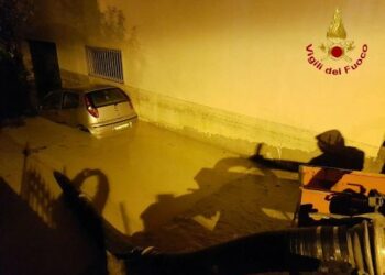 Fiume in piena sulla SS106 e nelle strade di Strongoli Marina, intervengono i Vigili del Fuoco