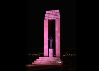 Giro d’Italia: la Dea Atena sul lungomare di Reggio Calabria si tinge di rosa