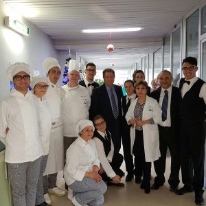 gli-studenti-dellistituto-alberghiero-consegnano-dolci-ai-malati-del-reparto-di-oncologia